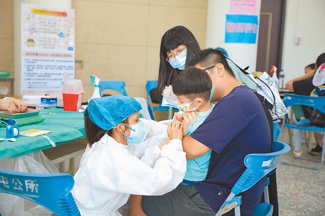 台中市诊所协会理事长、小儿专科医师曾崇芳呼吁，家长速带孩子接种疫苗，才来得及面对接下来的疫情高峰。（冯惠宜摄）
