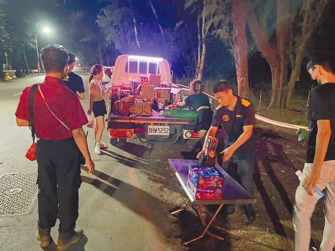 台南市聯合稽查小組驅趕兜售煙火的攤販。（讀者提供／程炳璋台南傳真）