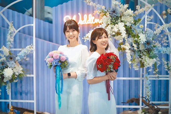 高雄市政府两位正妹发言人张砚卿（左）、周璟瑜（右）合体拍片，在唯一浪漫海洋风的「旗津户政事务所」应景换上轻婚纱。（高市府提供／柯宗纬高雄传真）