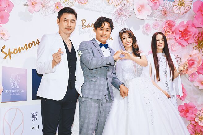 包伟铭（左）跟老婆刘依纯（右）昨出席儿子包庭政（左二）的婚礼。（罗永铭摄）