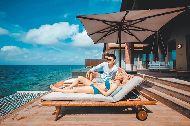 王家梁（后）与许维恩到马尔地夫享受浪漫美景。（博海旅行社／绿摄影像提供）