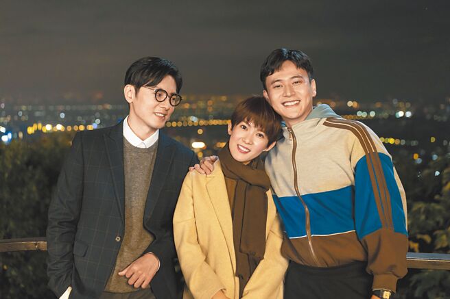 劉冠廷（右起）、孫可芳及李國毅演出《你的婚姻不是你的婚姻》中的《聖筊》單元。（公視提供）