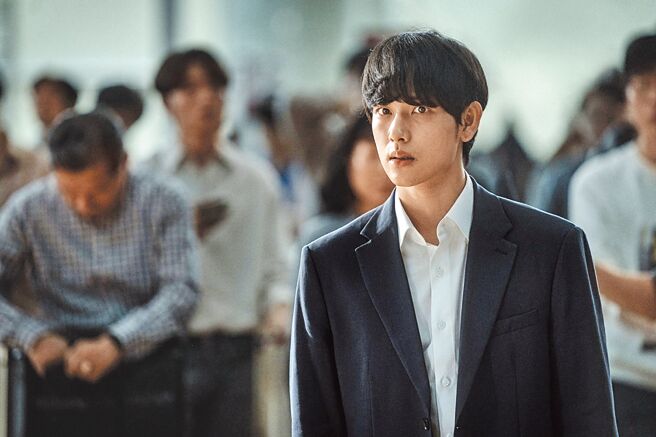 任時完在《緊急迫降》中完美詮釋反派角色，連朋友看完都超害怕。（車庫娛樂提供）