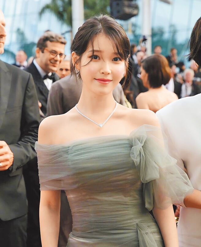 IU積極嘗試多樣角色，首部主演商業片更一舉進軍坎城。（摘自IG）