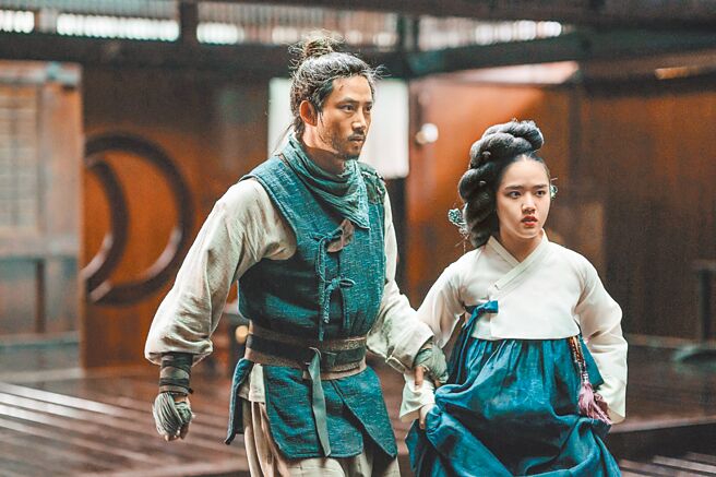 玉澤演在《韓山島海戰》中飾演竊取日軍機密的朝鮮探馬，展精湛「眼技」。（車庫娛樂提供）