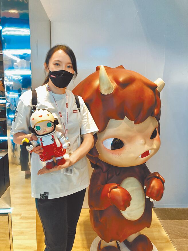 泡泡瑪特台灣首店展出各款商品，吸引大批粉絲朝聖採購最愛品項。（溫博鈞攝）