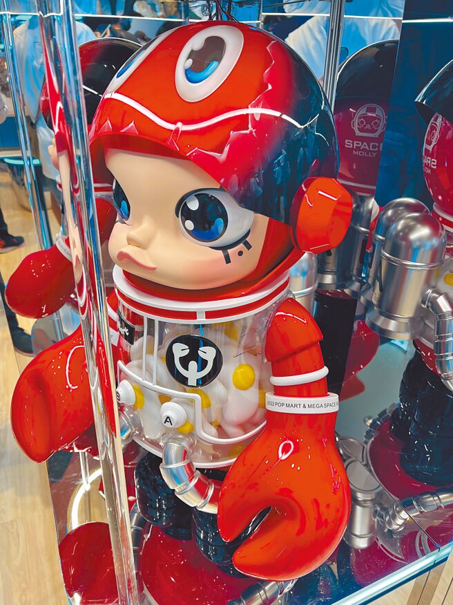 泡泡瑪特推出與英國藝術家Philip Colbert的聯名款。售價3萬1550元。（POP MART提供）