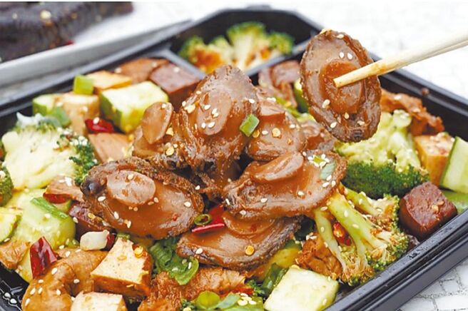 麻辣滷「麻十七川滷專売所」主打17種中藥祕製的滷汁擄獲饕客心，即起只要姓名中有「包、余、中、秋」者，買滷味可享鮑魚買一送一（見圖），同音者也含在內。（麻十七川滷專売所提供）