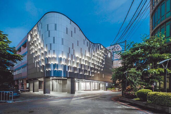 台中冠军磁砖品牌形象馆夜间藉由照明的映衬，呈现截然不同的视觉情境，展现立体的温润感。（冠军建材提供）