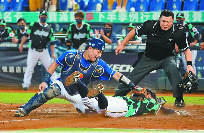8局下中信兄弟岳政华（下）趁江坤宇二垒打硬闯本垒，惨遭富邦悍将捕手戴培峰触杀出局，未能攻下追平分。（富邦悍将提供）