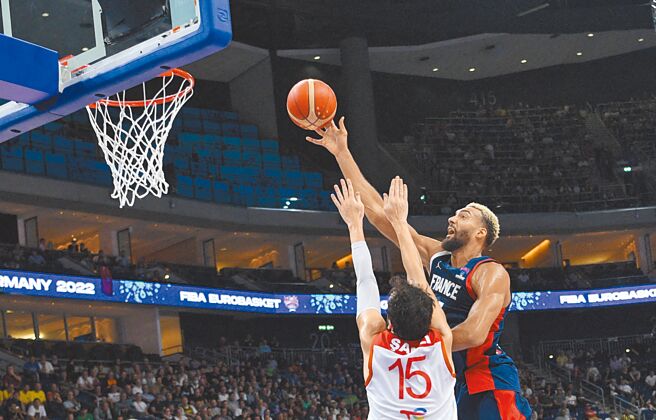 戈貝爾（右）率領法國在歐錦賽力退土耳其，闖進8強。（路透）