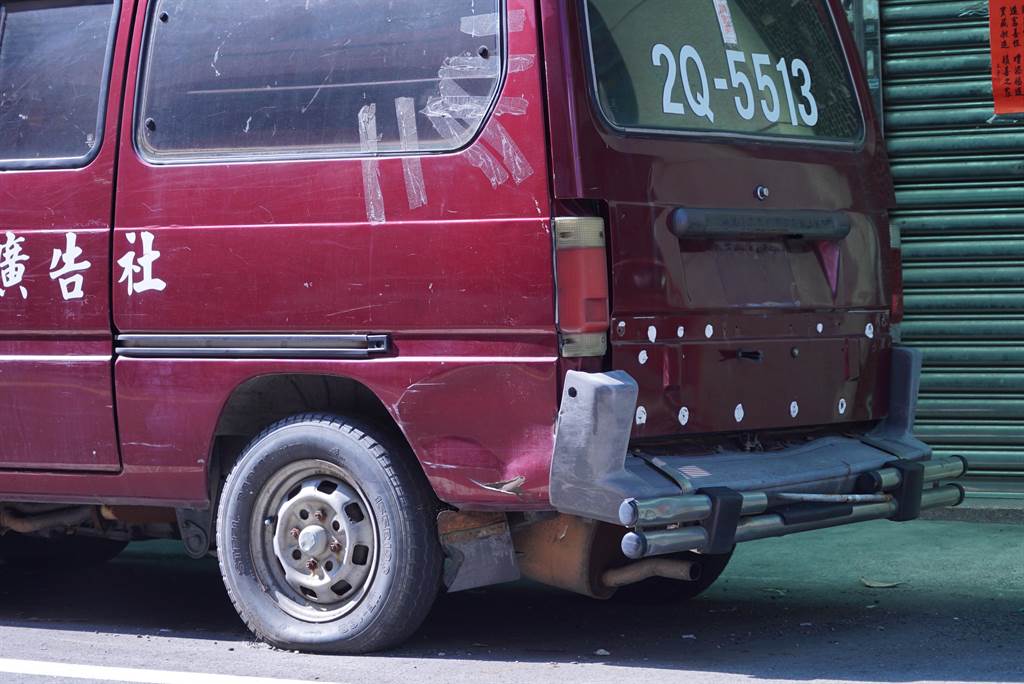 小貨車都放到輪胎沒氣了，屋主相當苦惱，只好找上議員求助。（吳建輝攝）