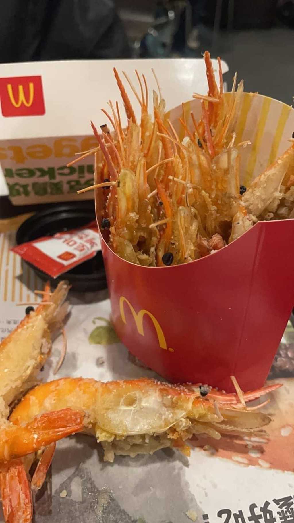 網友攜帶鮮蝦進入麥當勞餐廳食用，還特地使用大薯紙盒擺盤。（翻攝自爆廢公社二館）