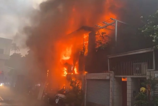 台南市永康区復国一路44巷内民宅傍晚火警，屋内3人被发现已无生命迹象。(读者提供／曹婷婷台南传真)

