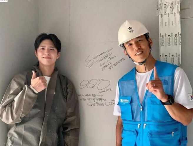 Sean（右）與朴寶劍近日一同參與志工活動。（圖/Sean IG）