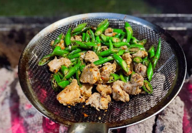 民眾突发奇想换网烤肉，效果竟出奇地好。（翻摄爆怨公社）