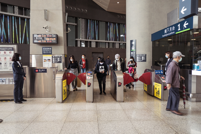 一名女网友表示，昨日踏出高铁站的闸门没多久，就被一名陌生男子以双臂环抱说「好久不见」让她傻眼。（图／示意图，达志影像）