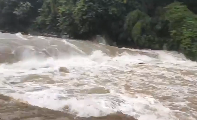 有民眾11日前往新北市山区的大豹溪烤肉，遇上山洪爆发。（翻摄自脸书社团《爆料公社公开版》）