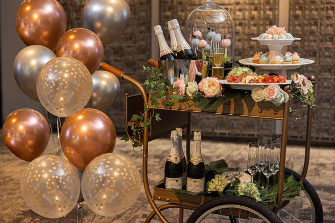 （年底前挑對日子在台北晶華酒店辦婚宴，可以每桌16,800元的價格起桌，並獲贈「新婚派對車」。圖／台北晶華酒店提供）