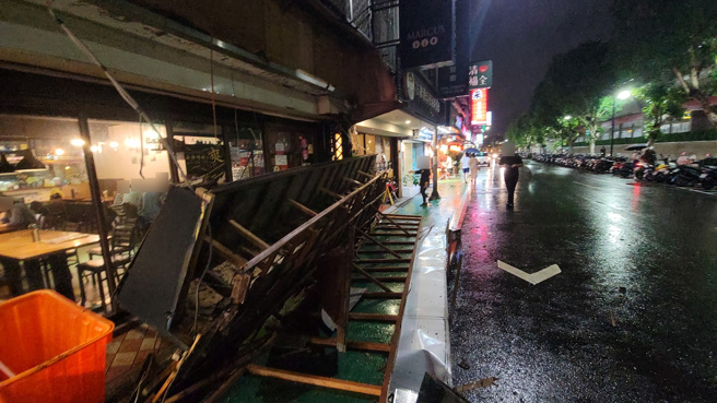 台北市士林区芝山捷运站二号出口旁的店家，11日晚间招牌因不明原因松脱，砸毁在人行道上。（翻摄自脸书《我是北投人》）