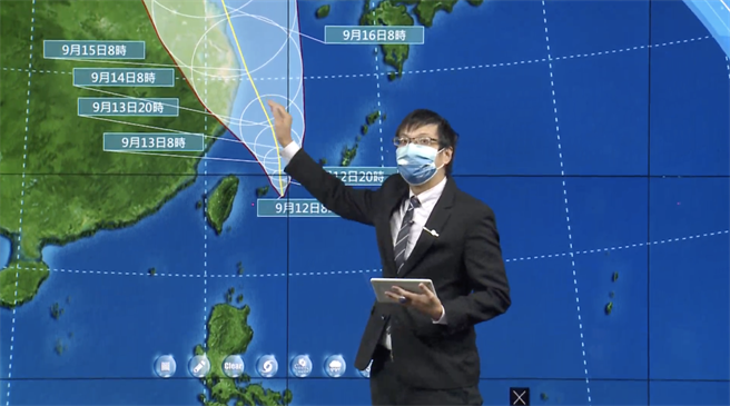 劉宇其表示，颱風目前正緩慢北上，強度上仍維持中度颱風，預計明天會來到台北東北東方近海，並在明天晚上往中國大陸華中沿海前進並開始減弱，今天降雨仍以北部、東北部為主，其他地區也有間歇性降雨。（截取自中央氣象局YouTube直播）