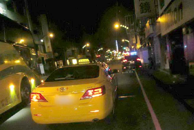 中市11日深夜发生一起死亡车祸，洪姓计程车司机在台湾大道近平等街口附近路段，撞上71岁陈妇，陈妇现场昏迷，送医不治。（民眾提供）