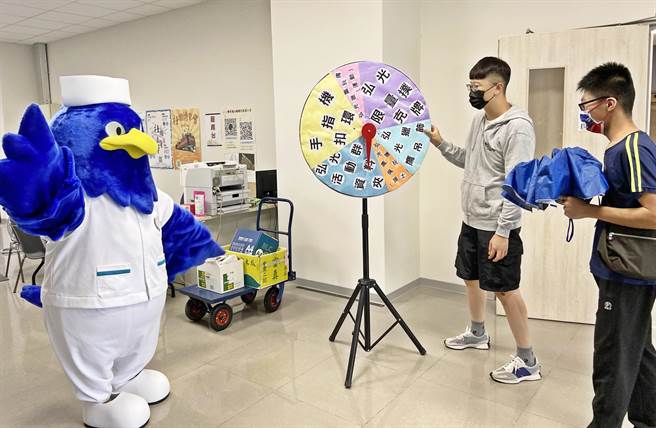 弘光科大12日开学，校方特举办「大学生、礼貌声─开学防疫礼貌周」活动。（弘光科大提供）