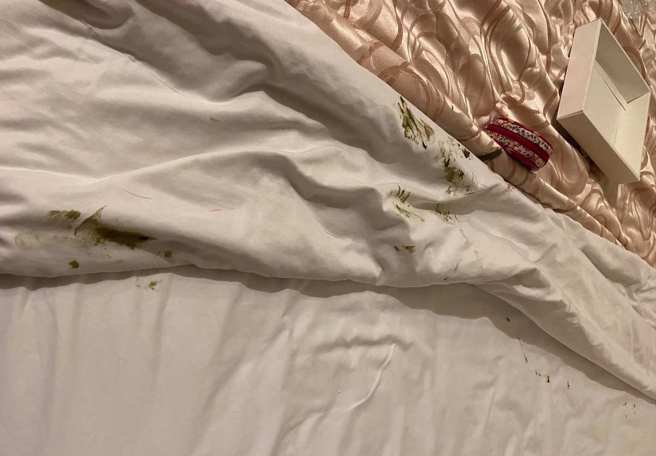 一名家长带孩子到马祖旅游，结果孩子炸屎在床单上，被要求收清洁费1000元，觉得错愕。(翻摄自好想住饭店⭕好康.踩雷不藏私FB)