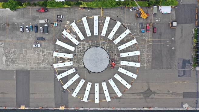 日前高市府公开了「台湾设计设计台湾X22组台湾设计力」的展区空拍图，将港区常见的货柜设计排列，22只货柜排列成圆，呈现出壮阔气势。（高市文化局提供／杨舒婷高雄传真）