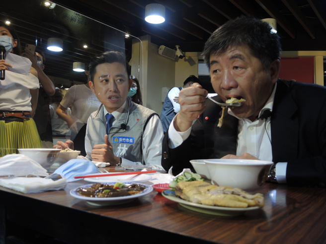 慈济执行长顏博文近日受访时，首度透露去年购买疫苗的过程，引起民眾讨论。国民党台北市议员游淑慧询问网友，会相信「林智坚+陈时中」还是「台大+慈济」。图为林智坚与陈时中在2020年时一起品尝新竹美食。（资料照／记者邱立雅摄）