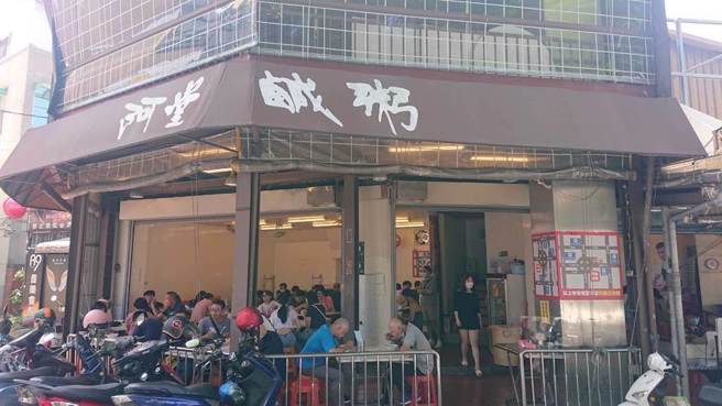 一名網友表示，阿堂鹹粥9個月兩度漲價引發網友撻伐，認為鼎泰豐的蝦仁炒飯也只有蝦仁、飯及青蔥，質疑怎沒人說貴？（圖／中時資料照）