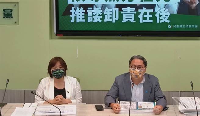 民進黨立法院黨團副幹事長黃世杰（右）、民進黨立法院黨團副書記長吳玉琴（左）今開輿情回應記者會。（摘自直播）