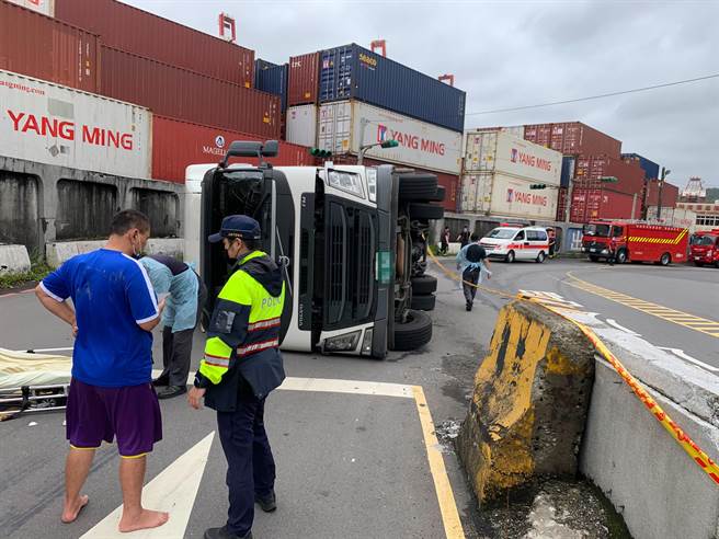 基隆市中山区12日上午9时许有一辆大货车90度翻覆。（翻摄照片／陈彩玲基隆传真）
