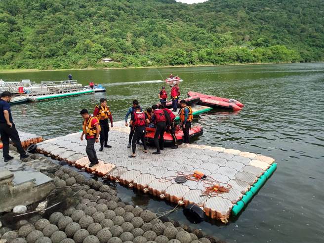 一名年近80岁的老翁8日独自一人到花莲寿丰乡鲤鱼潭向船家租用脚踏船游潭却离奇消失，且义警消及搜救人员多日下水搜寻未果，最后老翁遗体于11日下午浮出水面，经消防人员打捞上岸后，警方正厘清事发原因。（民眾提供／罗亦晽花莲传真）