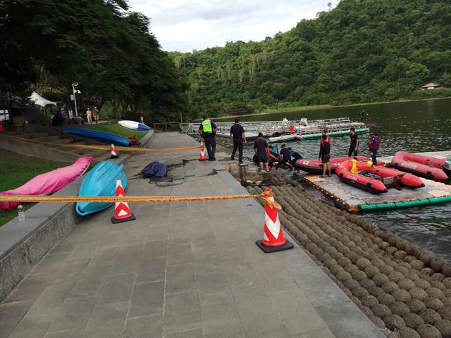 一名年近80岁的老翁8日独自一人到花莲寿丰乡鲤鱼潭向船家租用脚踏船游潭却离奇消失，且义警消及搜救人员多日下水搜寻未果，最后老翁遗体于11日下午浮出水面，经消防人员打捞上岸后，警方正厘清事发原因。（民眾提供／罗亦晽花莲传真）