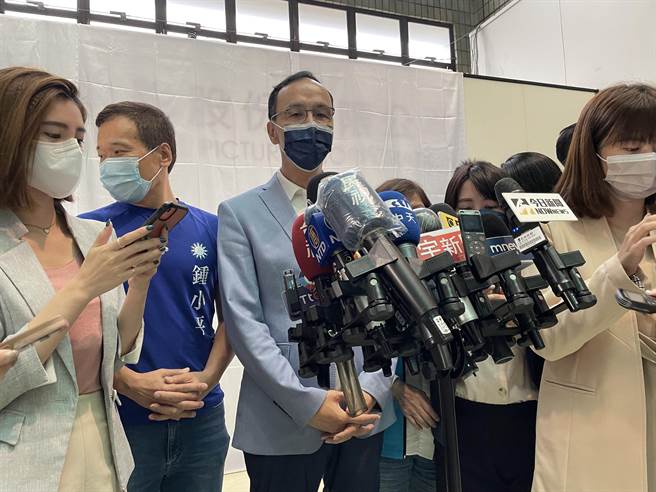 国民党主席朱立伦今天说，九二共识在党纲、党章讲得非常清楚，就是「九二共识一中各表」，「原汁原味不能够改变」。（杨亚璇摄）