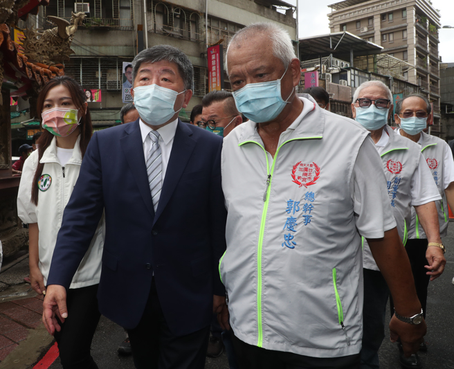 民進黨台北市長參選人陳時中（前中）12日赴萬華廣照宮參香。（劉宗龍攝）