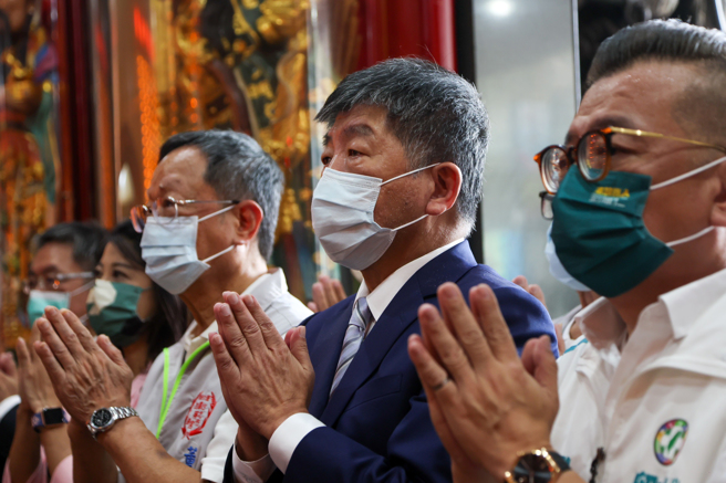民进党台北市长参选人陈时中（中）12日赴万华广照宫参香。（台北市摄影记者联谊会提供）