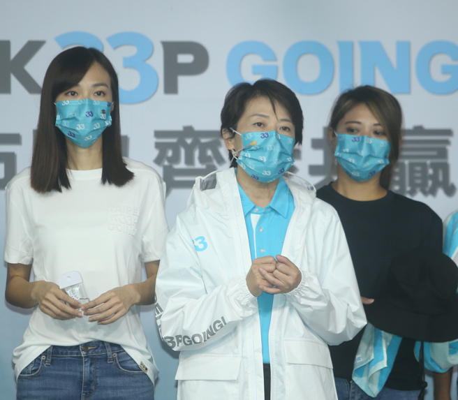 針對對於採購疫苗是否中央卡關說，無黨籍台北市長參選人黃珊珊（中）12日出席「限量應援小物發布會」，直指買的過程有沒有關，但它只有一個關，就是中央政府的關，大家都知道卡在哪裡。（陳怡誠攝）