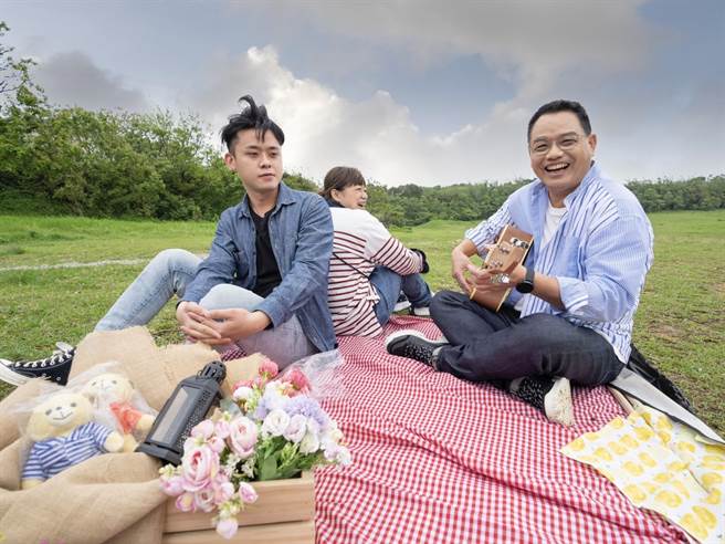 國民黨新竹市長參選人林耕仁（右）12日提出「青年公共參與」政策，邀請年輕人實際參與公共事務推動，共同思考城市的未來。（林耕仁提供／陳育賢新竹傳真）