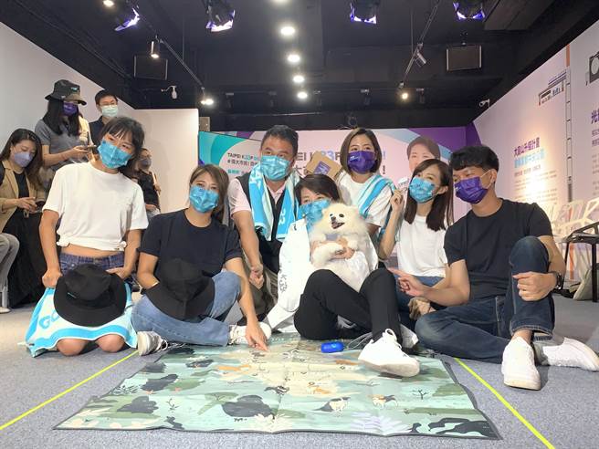 台北市長參選人黃珊珊上午出席競選限量應援小物發布會。（黃婉婷攝）