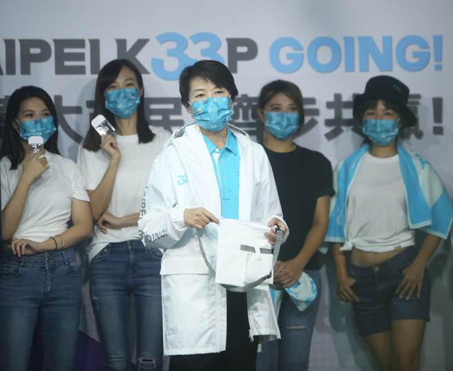 無黨籍北市長參選人黃珊珊「限量應援小物發布會」12日舉行，黃珊珊(中)親自走台步介紹該競選團隊設計防疫多功能外套。（陳怡誠攝）