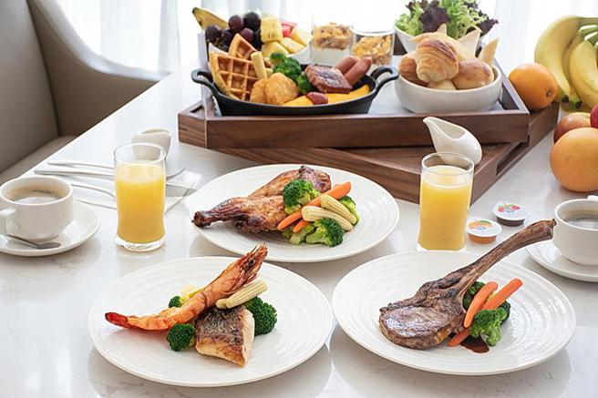 （台北中山九昱希尔顿逸林酒店9月17日起每周末推出「假日微醺早午餐」，客人可以三选一主餐搭配无限享用活力早餐总匯拼盘，以及自助饮料吧。图／台北中山九昱希尔顿逸林酒店提供）