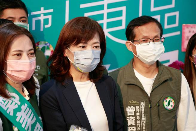 民进党新竹市长参选人沈慧虹（中）12日表示，柯文哲和争议不断的锺东锦同台，加上高虹安在跑摊时，也有国民党前市长许明财与前议长谢文进陪同助选，民眾党根本是选择与旧势力站一起。（陈育贤摄）