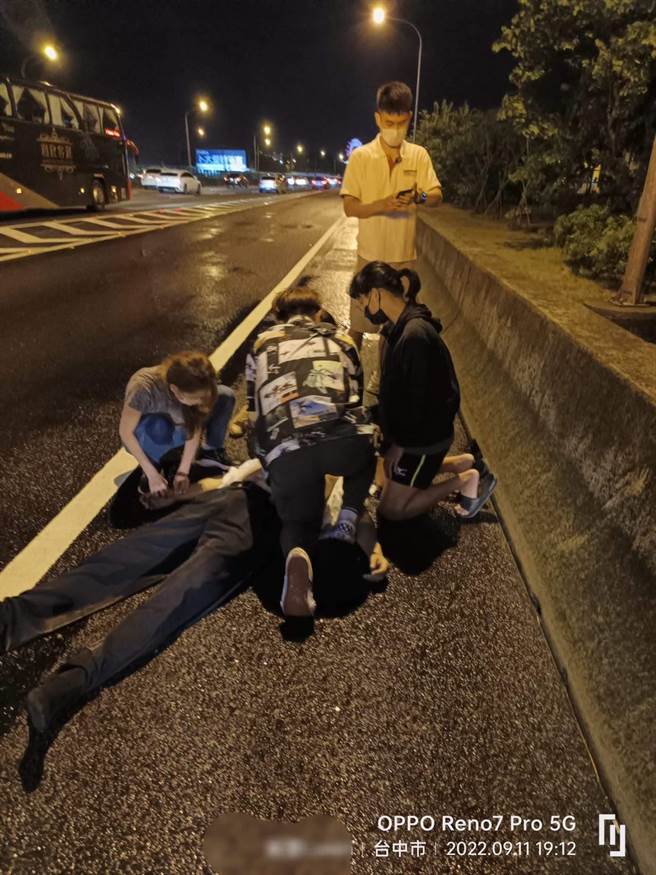 江姓驾驶车停路肩后陷入昏迷，乘客见状立马接力为他CPR。（民眾提供）