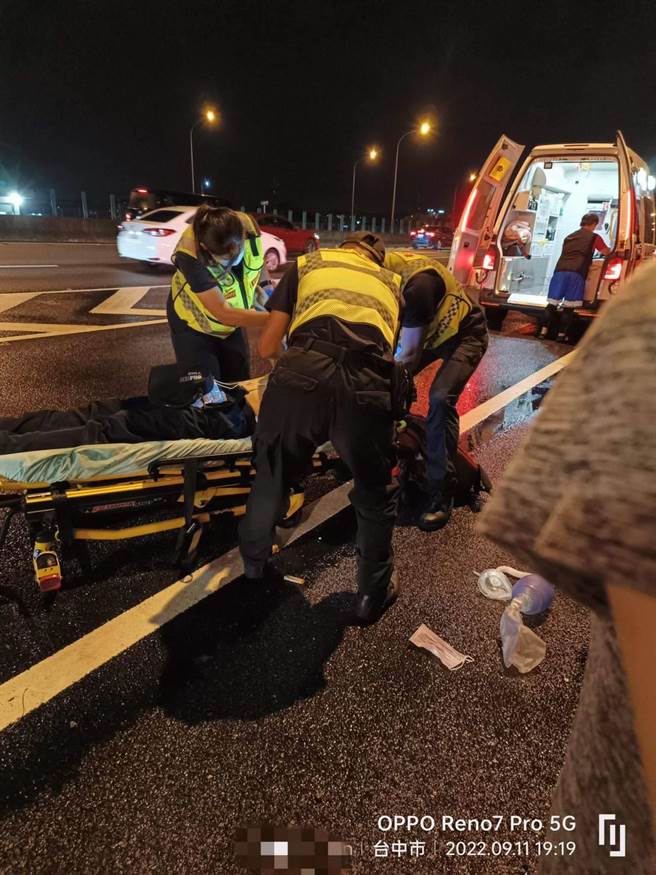 江姓驾驶车停路肩后陷入昏迷，乘客见状立马接力为他CPR。（民眾提供）