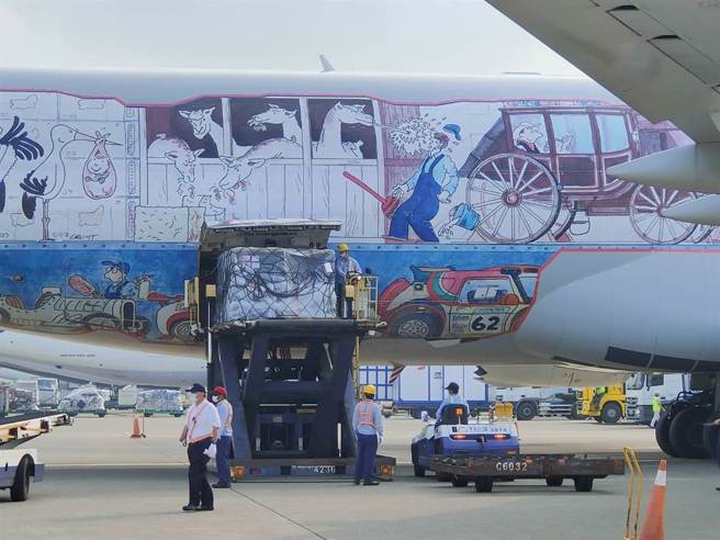 針對去年申購輝瑞疫苗一事，慈濟基金會今也發聲明表示，證嚴法師對疫苗的採購是本著慈悲為懷的心。圖為首批BNT疫苗抵台照。（圖／記者陳麒全攝影）