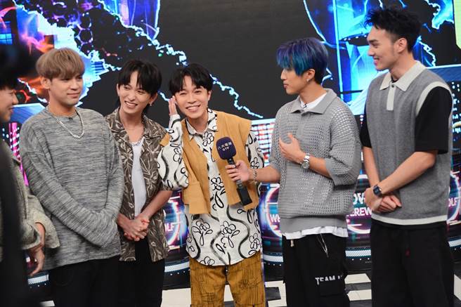 吳青峰與八大綜合台《娛樂百分百》合作「凹嗚狼人殺-特別企劃」。（八大電視提供）