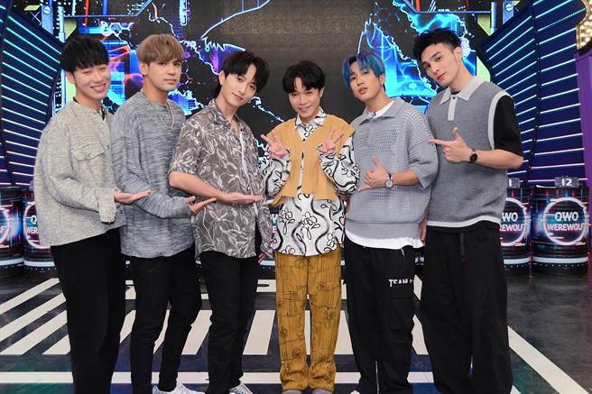 吳青峰參加「凹嗚狼人殺-特別企劃」，與五堅情合照。（八大電視提供）