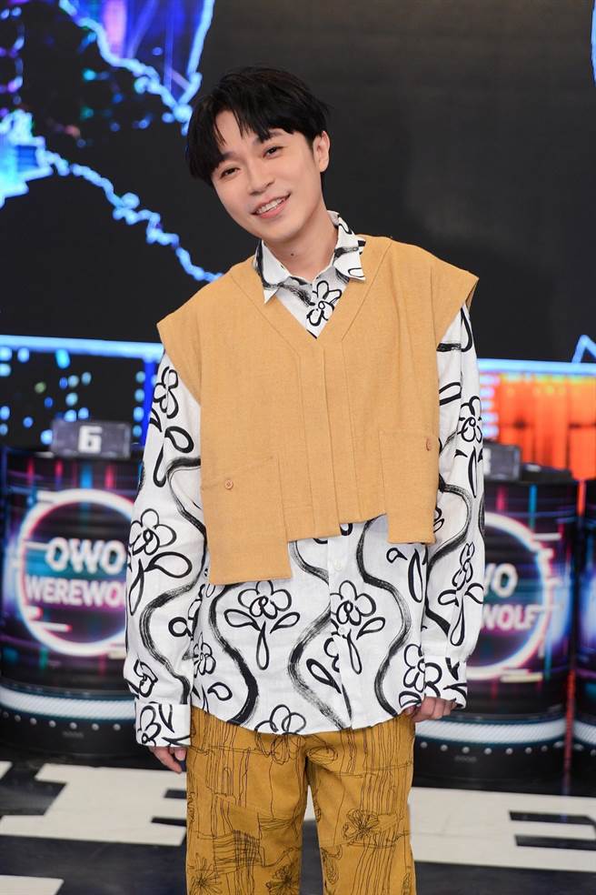 吳青峰與八大綜合台《娛樂百分百》合作「凹嗚狼人殺-特別企劃」。（八大電視提供）